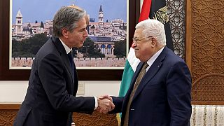 يتصافح الرئيس الفلسطيني محمود عباس ووزير الخارجية الأمريكي أنتوني بلينكين بعد اجتماعهما في رام الله بالضفة الغربية المحتلة-31 يناير 2023