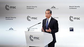 مدير مكتب لجنة الشؤون الخارجية المركزية في هينا وانغ يي  يتحدث  في مؤتمر ميونيخ للأمن في ميونيخ، 18 فبراير 2023.