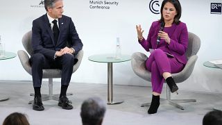 El secretario de Estado de EEUU, Antony Blinken escucha la ponencia de Annalena Baerbock, ministra de Asuntos Exteriores  de Alemania