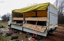 Camião abandonado que transportava 52 migrantes, dos quais 18 morreram, perto de Sófia, Bulgária