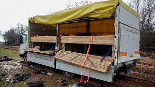 Camião abandonado que transportava 52 migrantes, dos quais 18 morreram, perto de Sófia, Bulgária