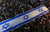 Israelitas marcham em protesto contra reforma judicial de Benjamin Netanyahu, em Telavive, Israel