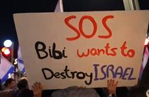 Uno striscione: "SOS - Bibi (il soprannome di Netanyahu) vuole distruggere Israele". (Tel Aviv, 18.2.2023)