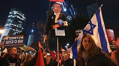 Netanjahu miniszterelnök és igazságügyi reformja ellen tüntetnek Tel Avivban