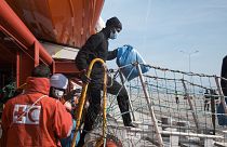 Migrante desembarca do "Ocean Viking" em Ravena, Itália