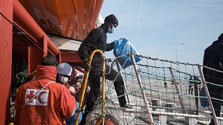 Un groupe de 84 migrants, secourus au large des côtes libyennes par le navire Ocean Viking, de l'ONG SOS Méditerranée, a débarqué à Ravenne, en Italie, le 19 février 2023. 