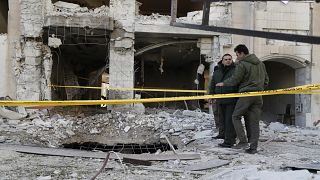 Syrische Sicherheitsbeamte begutachten die Schäden in einem Wohnviertel nach einem israelischen Luftangriff am frühen Morgen in Damaskus