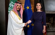 وزير الخارجية السعودي فيصل بن فرحان مع نظيرته الألمانية آنالينا بيربوك في مؤتمر ميونخ للأمن
