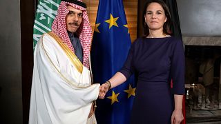 وزير الخارجية السعودي فيصل بن فرحان مع نظيرته الألمانية آنالينا بيربوك في مؤتمر ميونخ للأمن