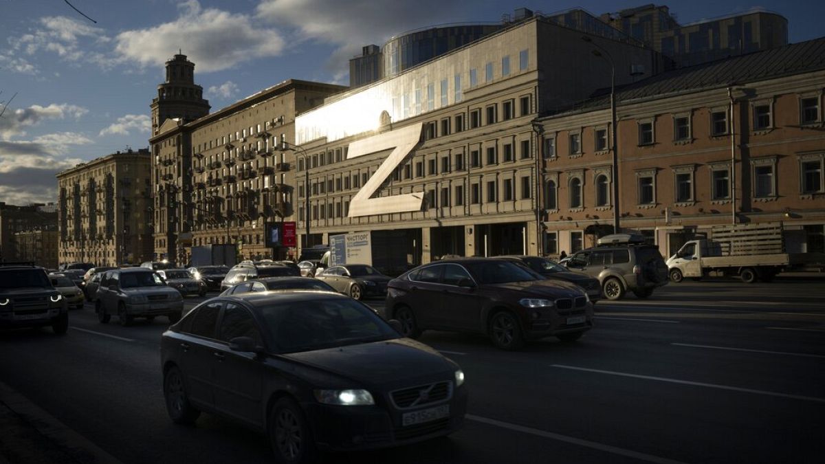 Moskova'da Rusya'nın "özel operasyon" olarak tanımladığı Ukrayna'nın işgalinin sembolü Z harfinin asıldığı bir bina