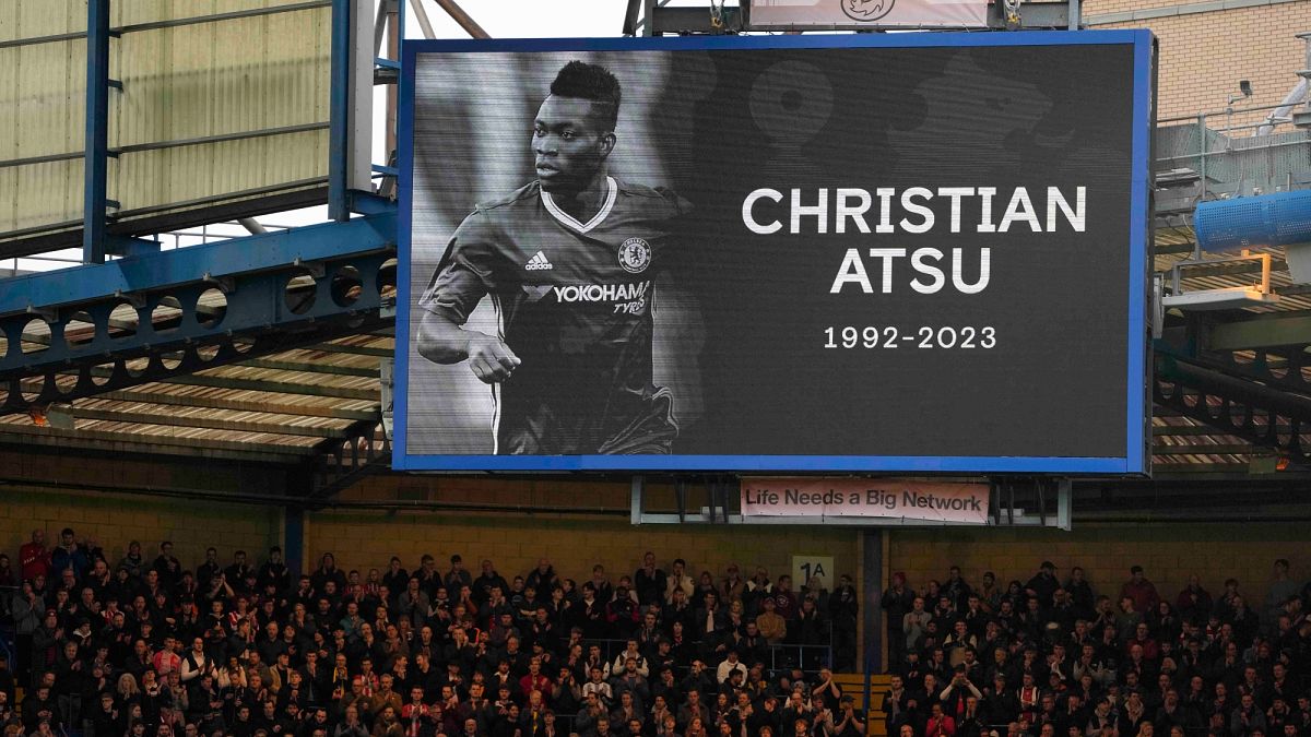 Chelsea ile Southampton arasında Stamford Bridge stadında oynanan maçta Atsu için bir dakikalık saygı duruşu yapıldı 