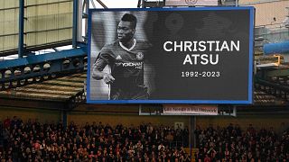 Chelsea ile Southampton arasında Stamford Bridge stadında oynanan maçta Atsu için bir dakikalık saygı duruşu yapıldı 