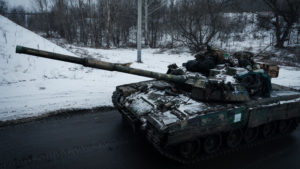 دبابة قتال رئيسية أوكرانية على طريق بالقرب من كوبيانسك. 2023/02/13
