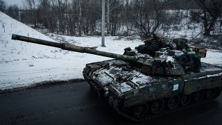دبابة قتال رئيسية أوكرانية على طريق بالقرب من كوبيانسك. 2023/02/13