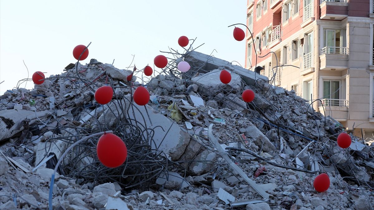 Depremde ölen çocuklar Hatay'daki bir anaokulunun enkazına asılan balonlarla anıldı
