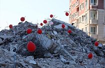 Depremde ölen çocuklar Hatay'daki bir anaokulunun enkazına asılan balonlarla anıldı