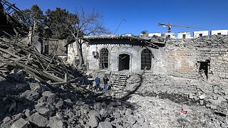 أشخاص يتفقدون الأضرار في أعقاب غارة جوية إسرائيلية استهدفت قلعة دمشق التي تعود للقرون الوسطى، 19 فبراير 2023.