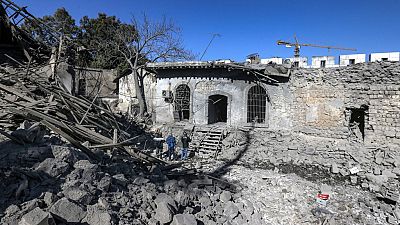 أشخاص يتفقدون الأضرار في أعقاب غارة جوية إسرائيلية استهدفت قلعة دمشق التي تعود للقرون الوسطى، 19 فبراير 2023.