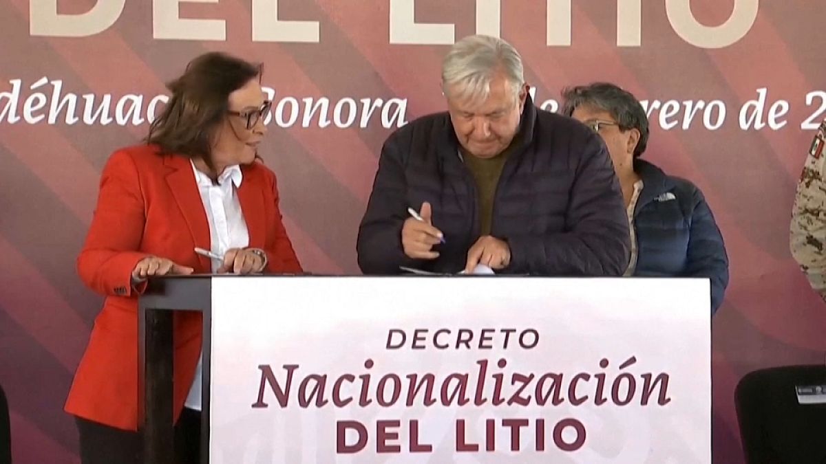 Präsident Andres Manuel Lopez Obrador bei der Unterzeichnung des Dekrets
