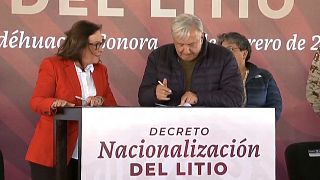 Президент Мексики Андрес Мануэль Лопес Обрадор пописывает закон о национализации лития (18 февраля 2023 г)