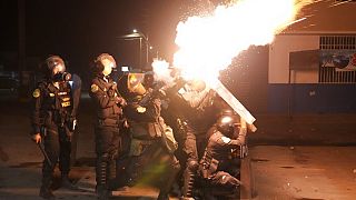  أطلقت الشرطة الغاز المسيل للدموع لتفريق المتظاهرين المناهضين للحكومة على طريق عموم أمريكا الشمالية السريع الذي أغلقه المتظاهرون، في تشاو، بيرو، 17 فبراير 2023.