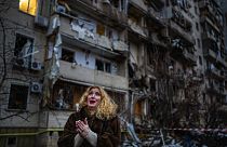 Eine Ukrainerin, deren Haus im Krieg zerstört wurde