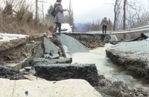 Von Erdrutschen und Überschwemmungen beschädigte Straße im Norden Rumäniens