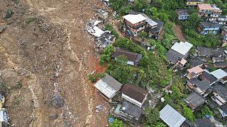 Légi felvételen látható egy földcsuszamlások által érintett városrész a brazíliai Petropolisban 2022. február 16-án
