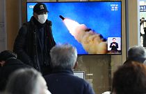 Des images de la télévision sud-coréenne montrant un tir de missile, à Séoul, le 20 février 2023
