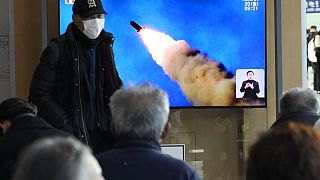 Des images de la télévision sud-coréenne montrant un tir de missile, à Séoul, le 20 février 2023