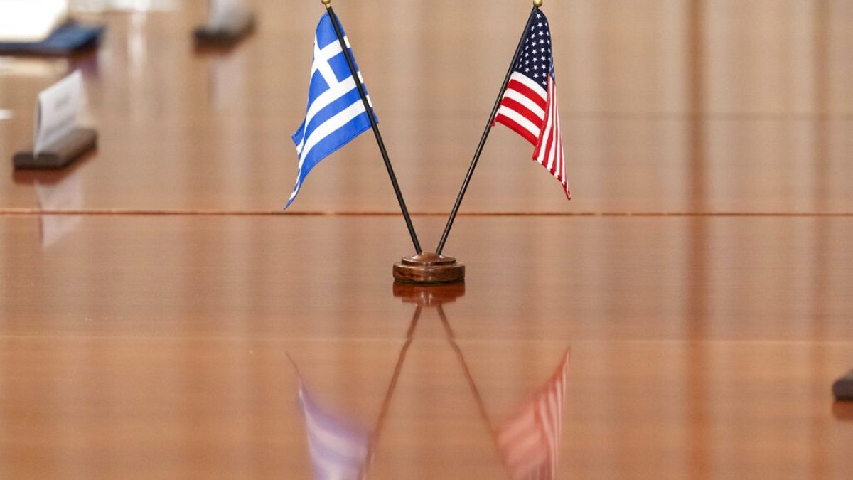 Η ελληνική και αμερικανική σημαία