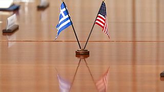 Η ελληνική και αμερικανική σημαία