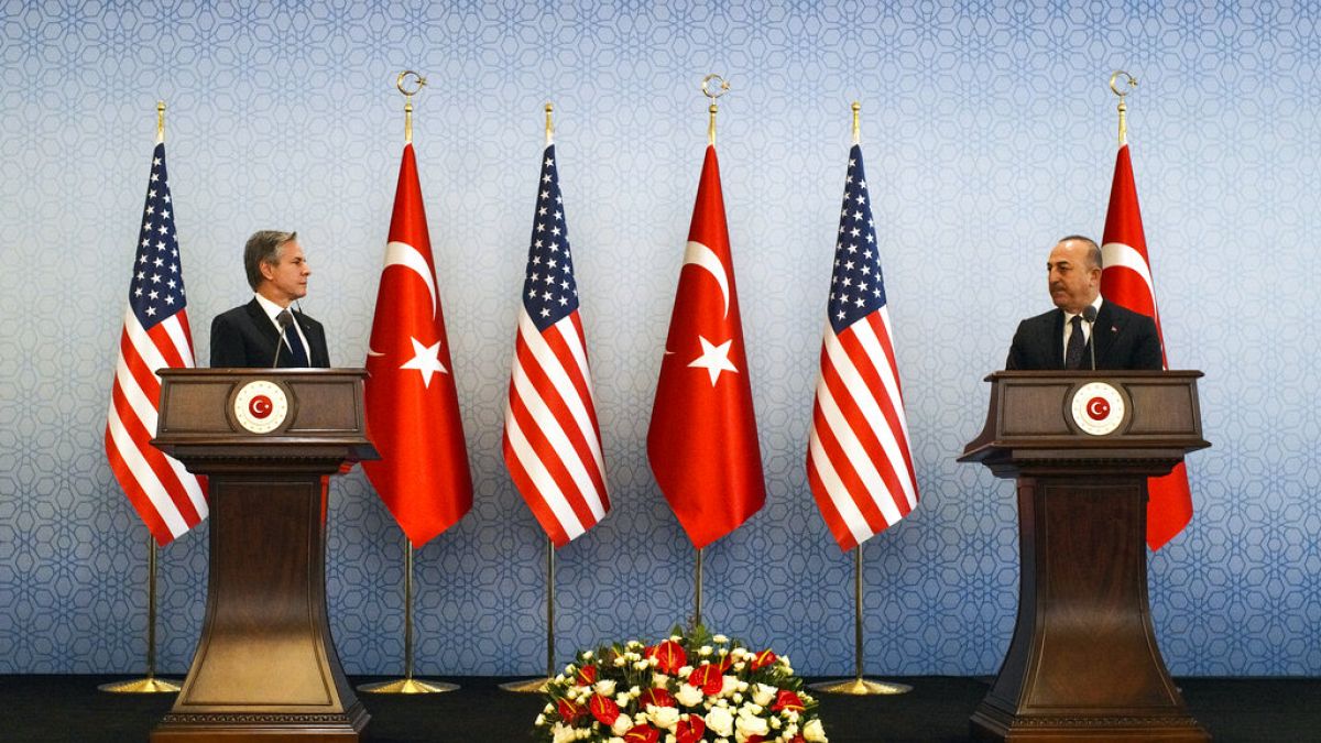 Le ministre turc des Affaires étrangères, Mevlut Cavusoglu et le secrétaire d'État américain, Antony Blinken, en conférence de presse conjointe à Ankara, 20/02/2023