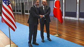 El secretario de Estado de EEUU, Antony Blinken estrecha la mano del ministro de Exteriores turco, Mevlut Cavusoglu
