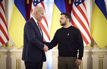 US-Präsident Joe Biden (l.) kommt in Kiew mit dem ukrainischen Präsidenten Wolodymyr Selenskyj zusammen