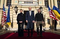 Τζο Μπάιντεν και Βολοντίμιρ Ζελένσκι στο Κίεβο