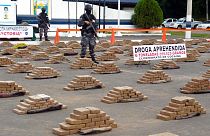 Ekvador'da el konulan kaçak kokain depolara sığmadı; çimento harcına katılmasına karar verildi