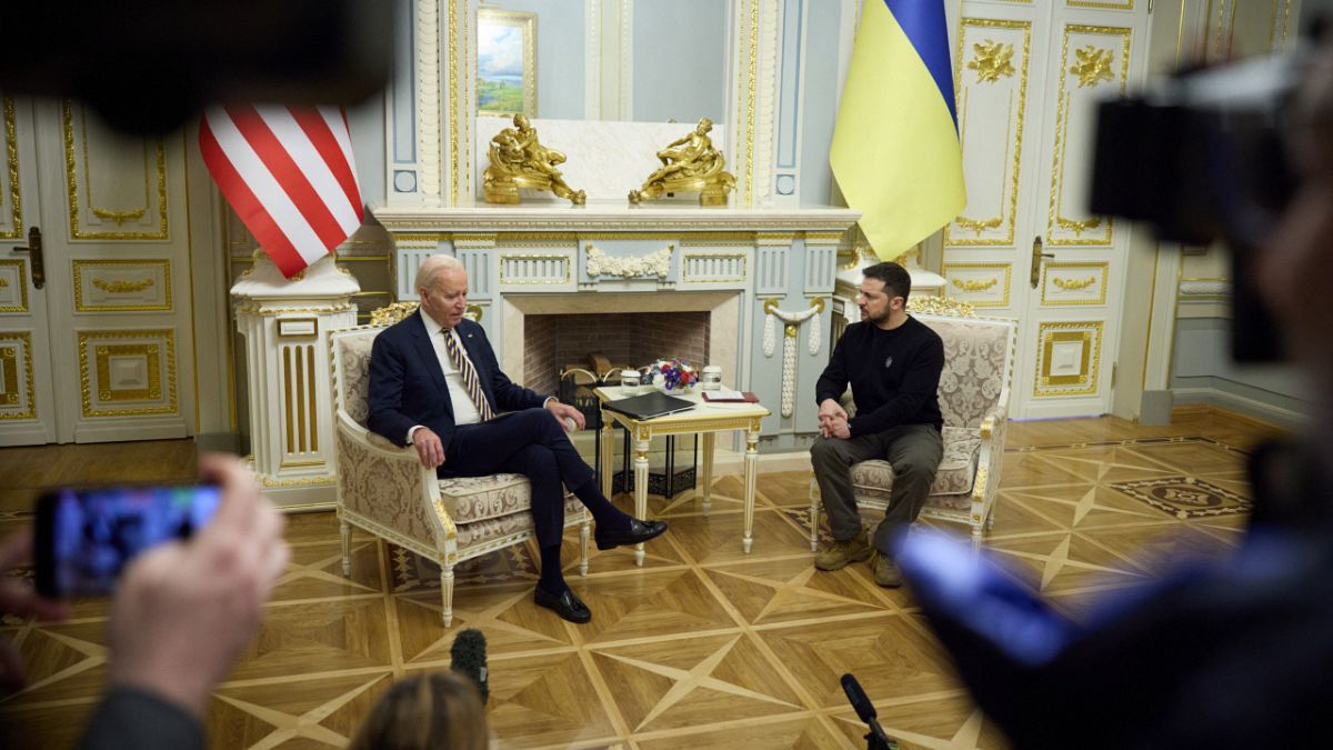 الرئيس الأوكراني فولوديمير زيلينسكي يستقبل نظيره الأمريكي جو بايدن في قصر ماريانسكي بالعاصمة كييف، 20 فبراير 2023.
