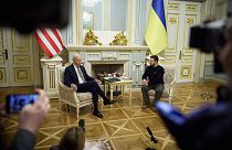 الرئيس الأوكراني فولوديمير زيلينسكي يستقبل نظيره الأمريكي جو بايدن في قصر ماريانسكي بالعاصمة كييف، 20 فبراير 2023.