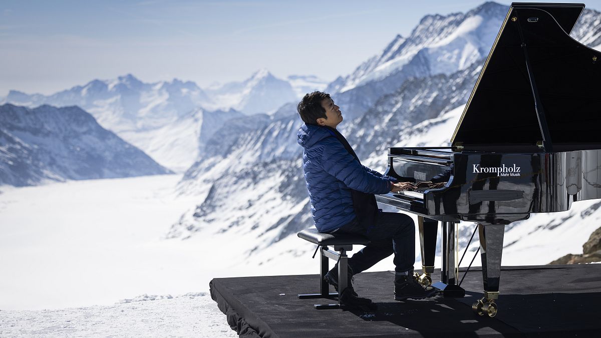 عازف البيانو الصيني لانغ لانغ في جبال الألب السويسرية 