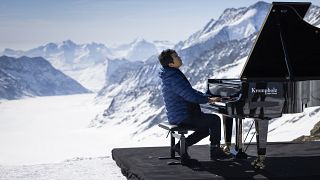 عازف البيانو الصيني لانغ لانغ في جبال الألب السويسرية