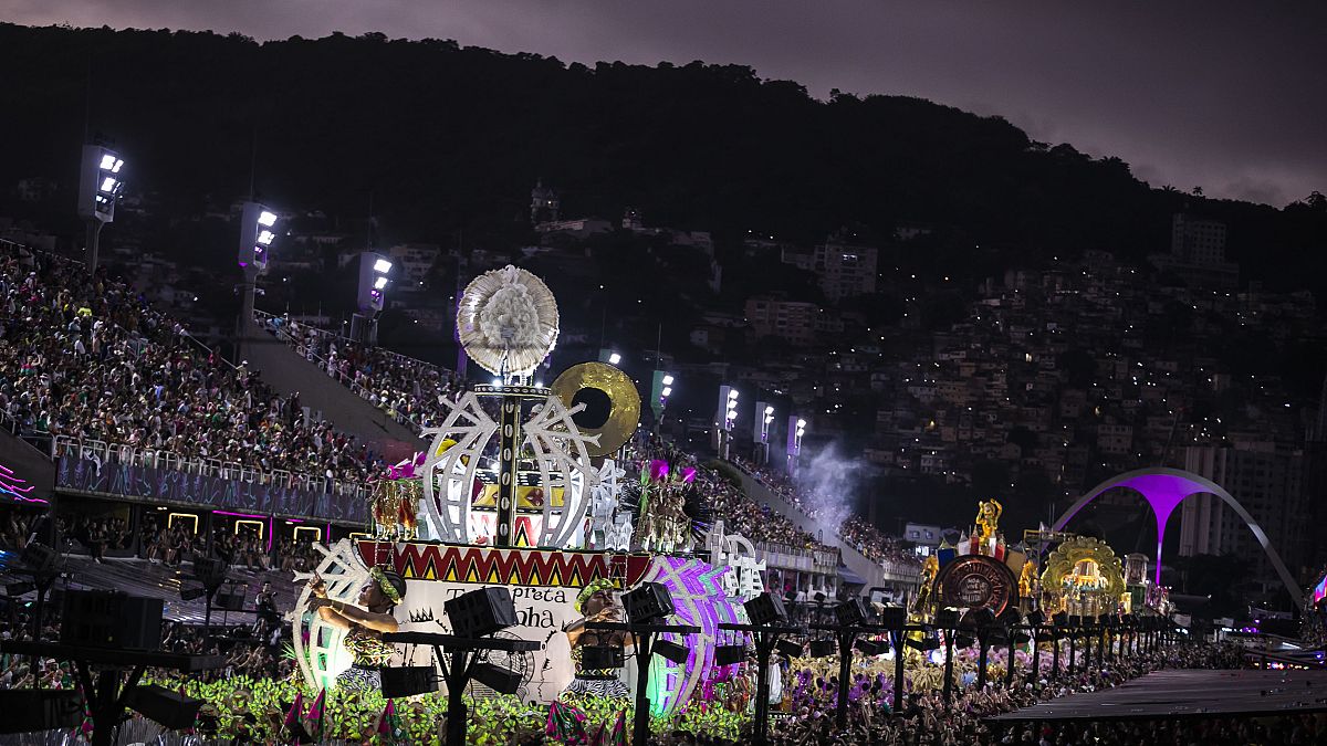مواكب كرنفال ريو دي جانيرو الشهيرة تعود إلى شوارع المدينة البرازيلية مع عروض السامبا البرّاقة بعد 3 سنين من الانقطاع بسبب جائحة كورونا، 20 فبراير 2023.