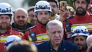 Presidente turco junto a equipa de resgate em Hatay (Turquia)