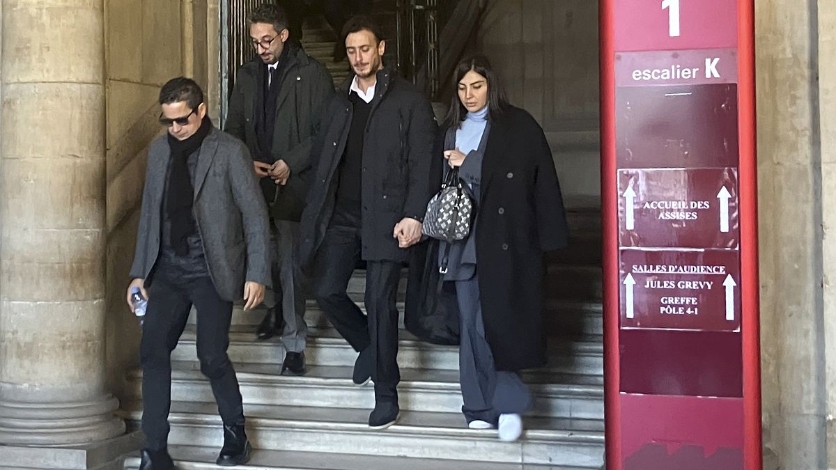سعد لمجرد، الثاني من اليمين، يغادر قاعة المحكمة