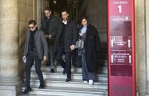 سعد لمجرد، الثاني من اليمين، يغادر قاعة المحكمة