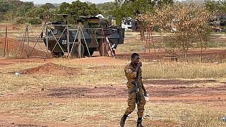Archív fotó: helyi katona sétál el egy francia harci jármű előtt Burkina Fasóban