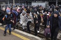 Des personnes, principalement des femmes et des enfants, tentent de monter dans un train à destination de Lviv, à la gare de Kyiv, en Ukraine, le vendredi 4 mars 2022