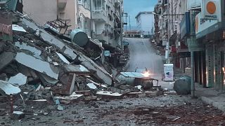 Hatay'da depremin ardından bazı yerlerde çökme meydana geldi