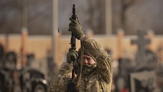 Ουκρανός στρατιώτης πυροβολεί στον αέρα στο Χάρκοβο