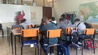 Ukrainische Kinder während des Unterrichts in Portugal